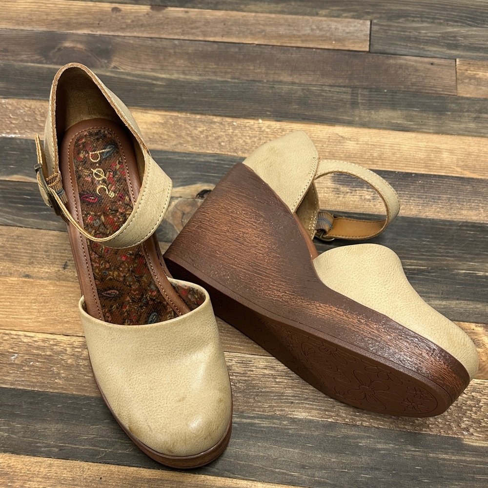 *NEW* never been worn 
b.o.c. Women's Beige Wedge Shoes
Size 9